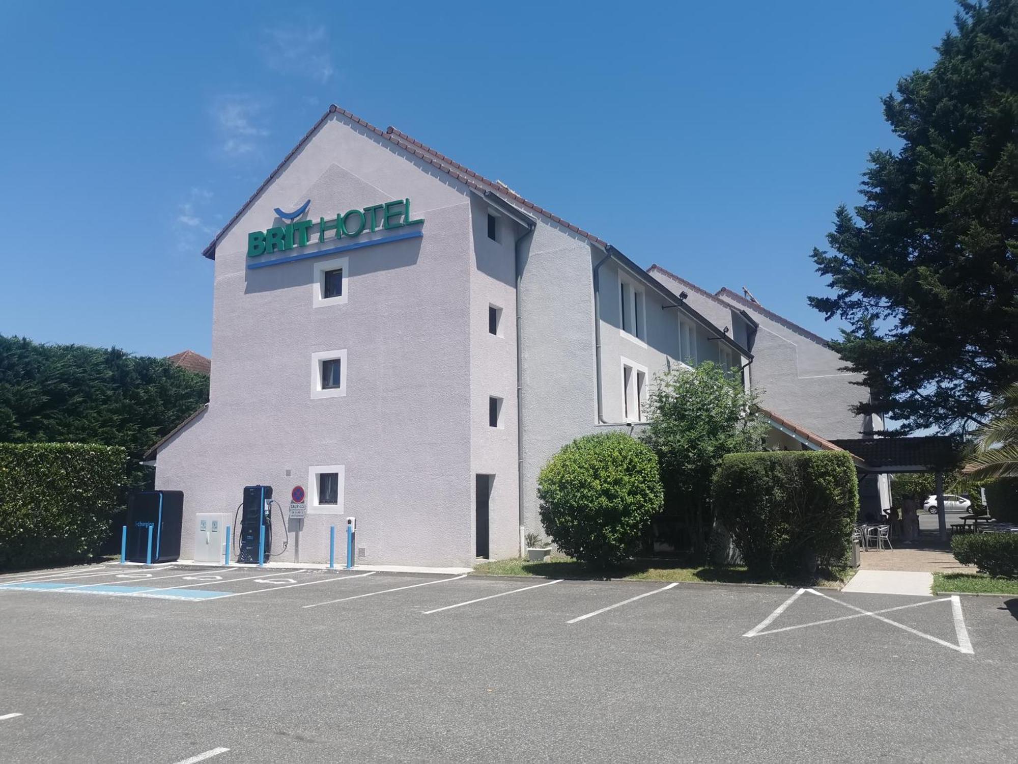Brit Hotel Confort Pau Lons Exterior photo