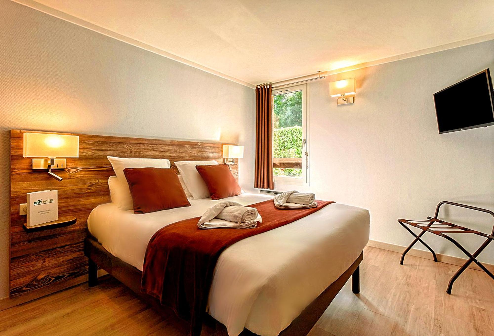 Brit Hotel Confort Pau Lons Exterior photo