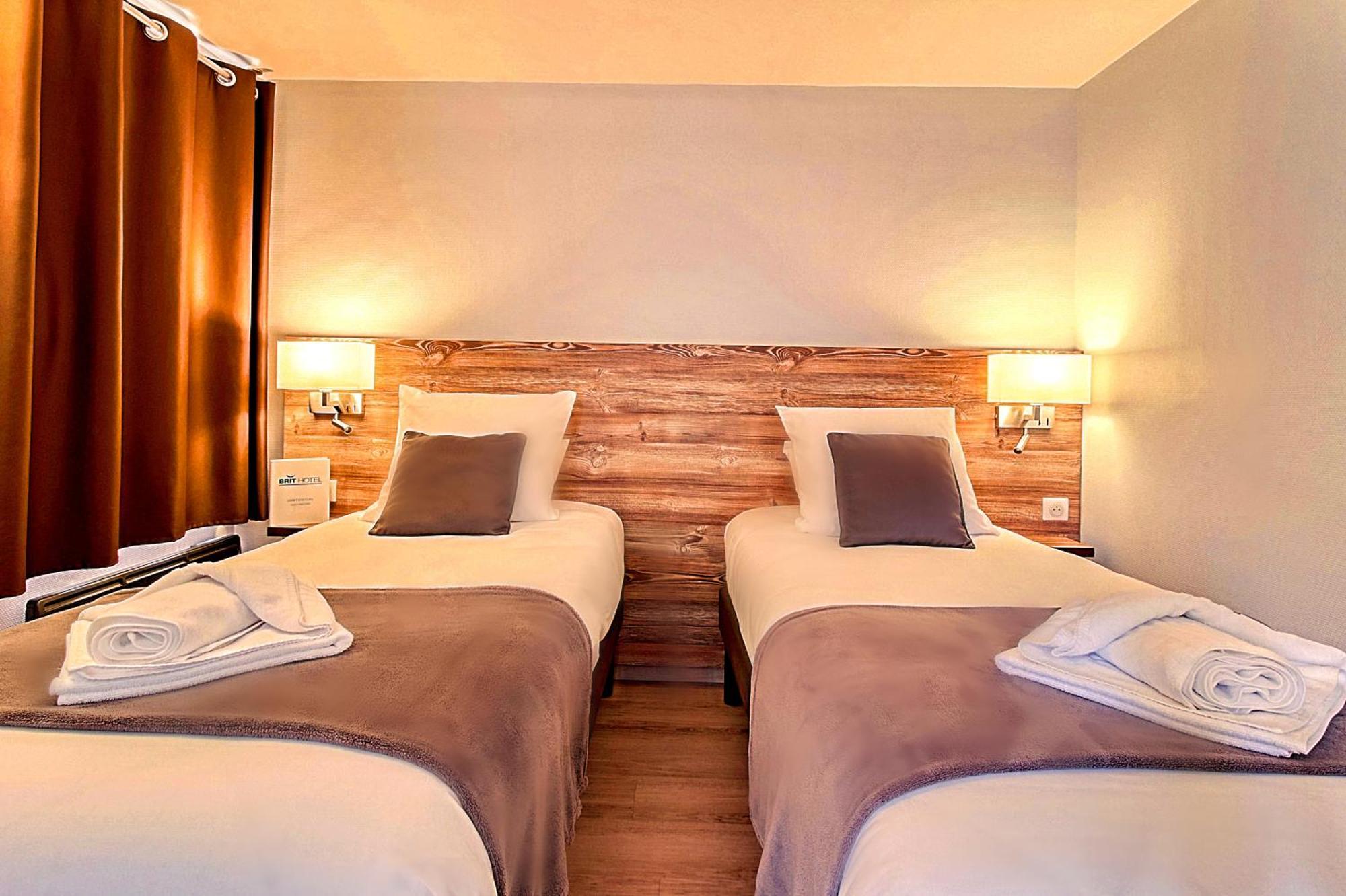 Brit Hotel Confort Pau Lons Exterior photo
