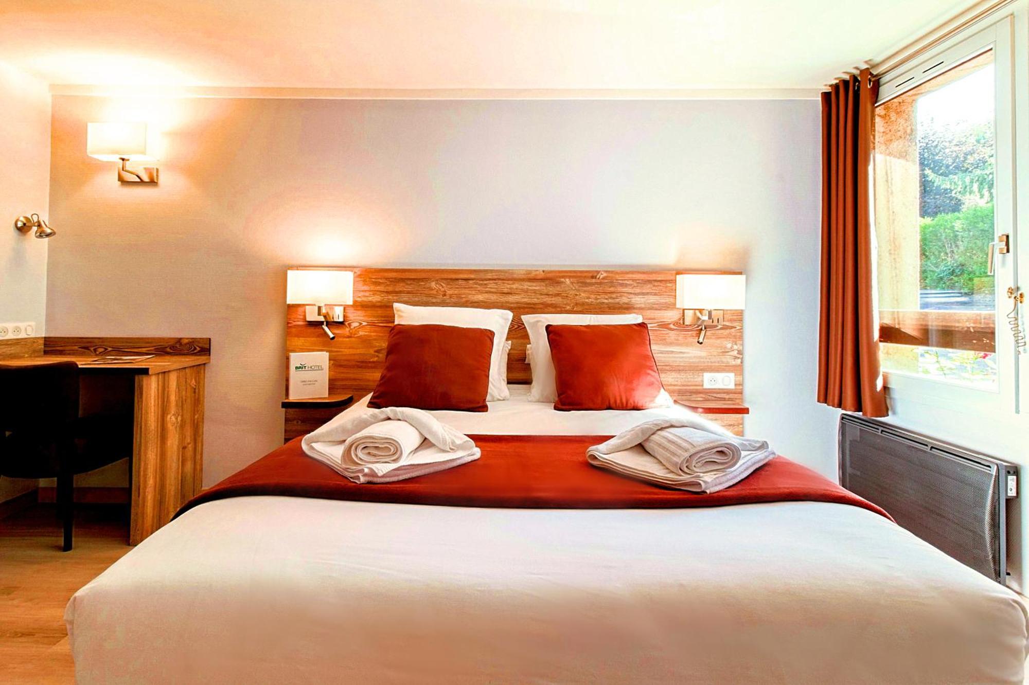 Brit Hotel Confort Pau Lons Exterior photo