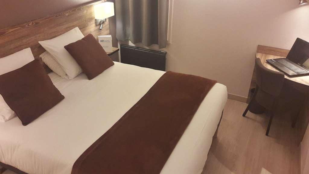 Brit Hotel Confort Pau Lons Room photo