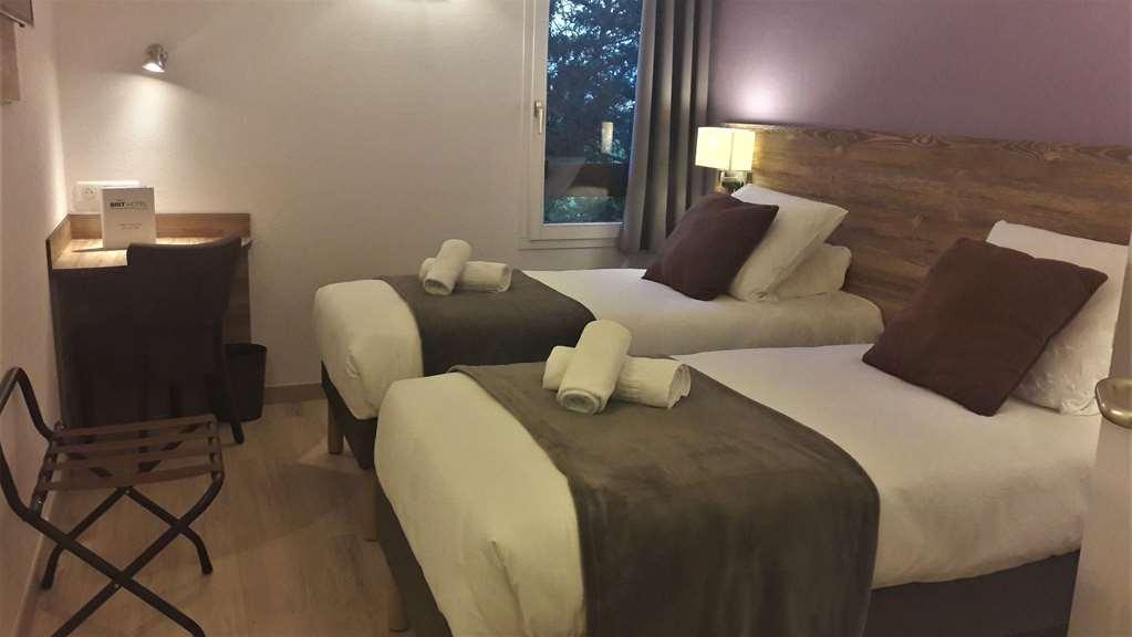 Brit Hotel Confort Pau Lons Room photo