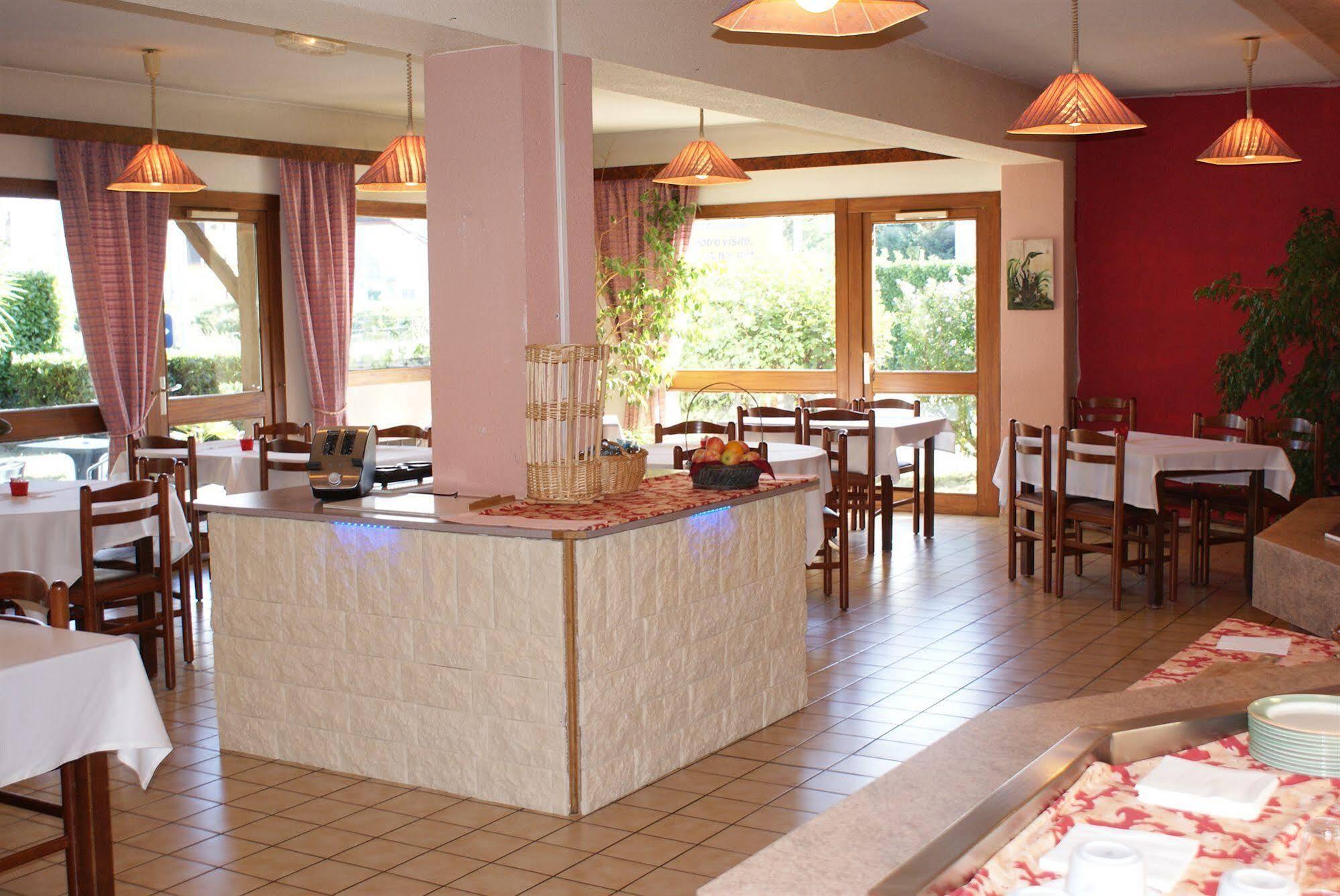 Brit Hotel Confort Pau Lons Exterior photo